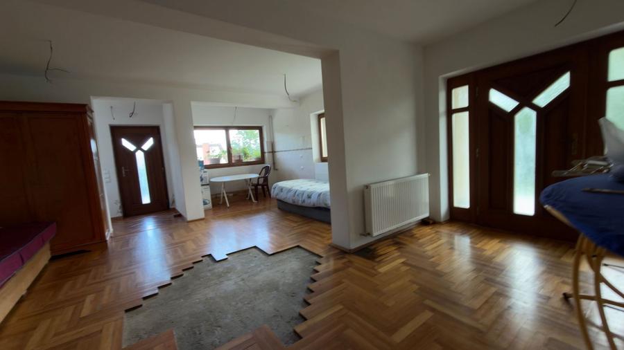 Casă individuală cu 10 camere cu Canalizare în Central