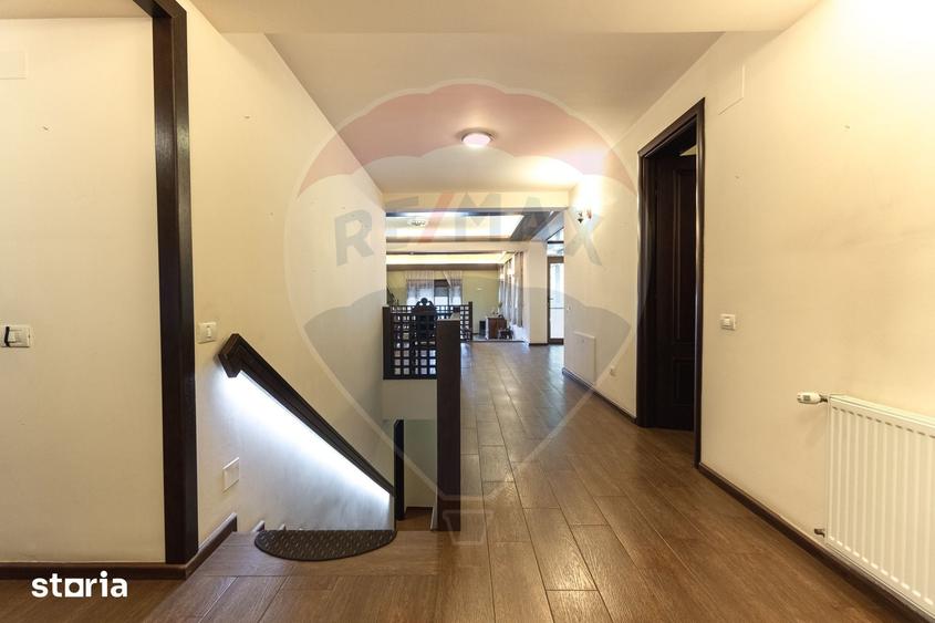 Casă cu 9 camere cu Teren 1526 Mp în Mogoșoaia