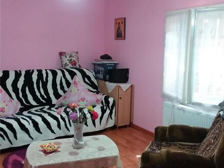 Casă individuală cu 7 camere cu Teren 750 Mp în Central