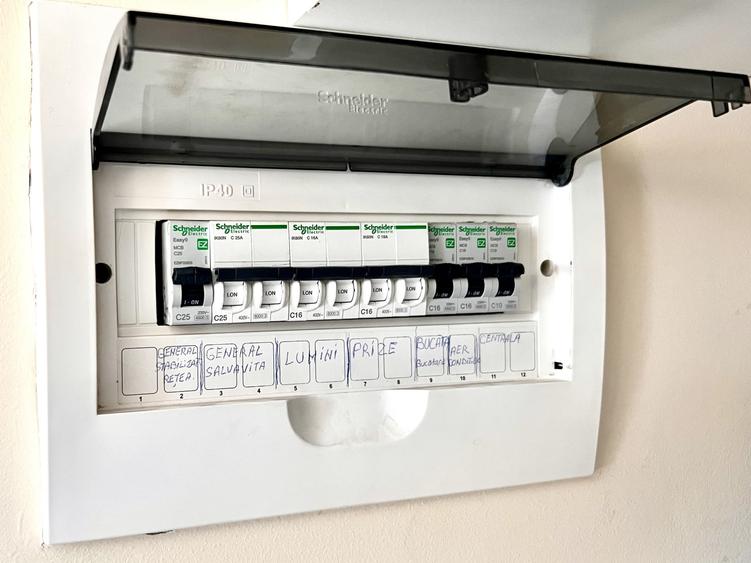 Apartament cu 3 camere semidecomandat, mobilat în Titan