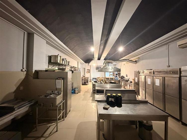 Spațiu comercial, de 538.26000976563 mp, în P-ța Muncii