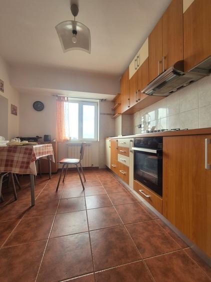 Apartament cu 3 camere decomandat, mobilat în Dacia