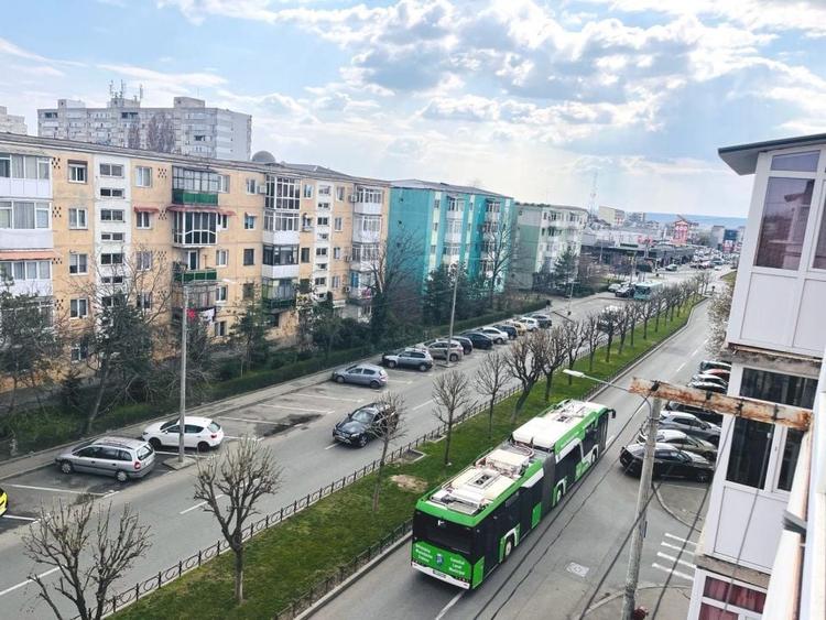 Apartament cu 4 camere decomandat, mobilat în Craiovița Nouă
