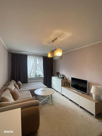 Apartament cu 3 camere semidecomandat în Exterior Vest