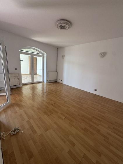 Casă individuală cu 6 camere cu Canalizare în Cotroceni