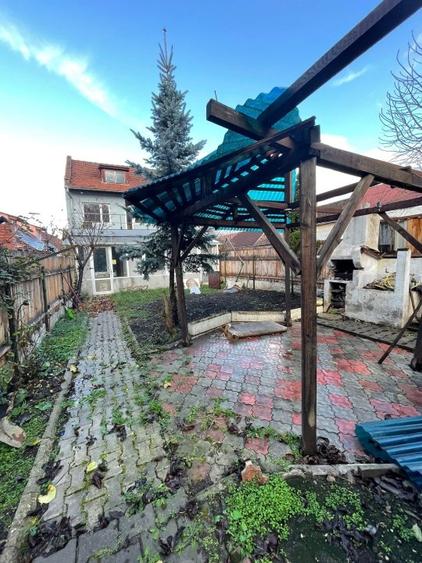 Casă individuală cu 6 camere cu Canalizare în Centrul Istoric