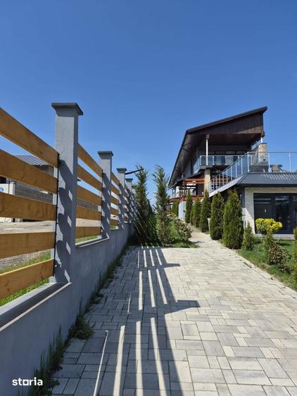 Casă cu 5 camere cu Teren 1000 Mp în 1 Decembrie
