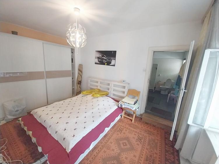 Casă individuală cu 9 camere cu Canalizare în Central