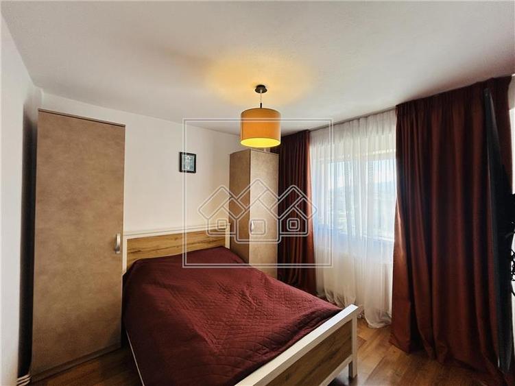 Apartament cu 3 camere semidecomandat în Turnișor