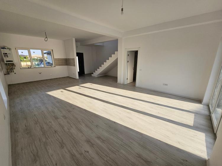 Casă individuală cu 4 camere cu Canalizare în Tunari