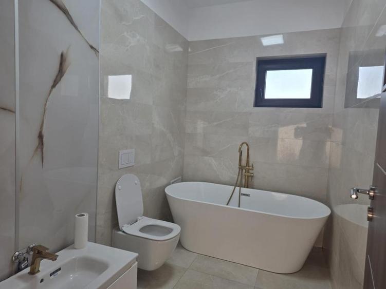 Casă individuală cu 4 camere cu Teren 301 Mp în Tunari