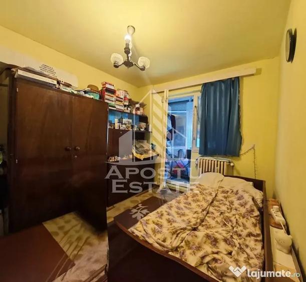 Apartament cu 4 camere semidecomandat în Dacia