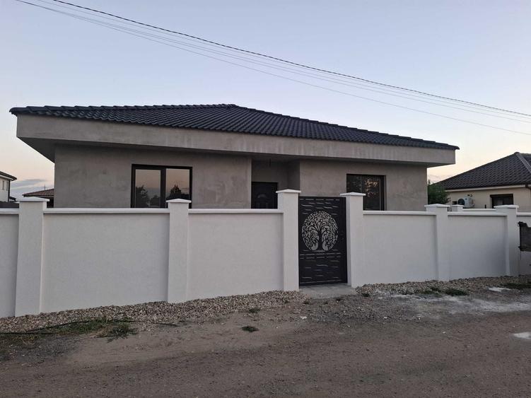 Casă cu 4 camere în Păulești