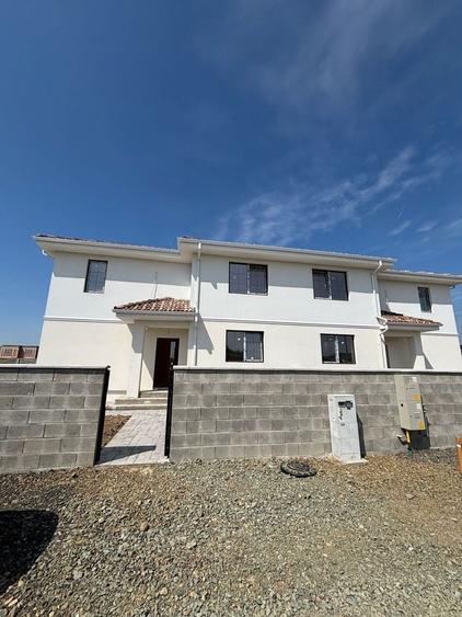Apartament cu 4 camere decomandat în Moșnița Veche