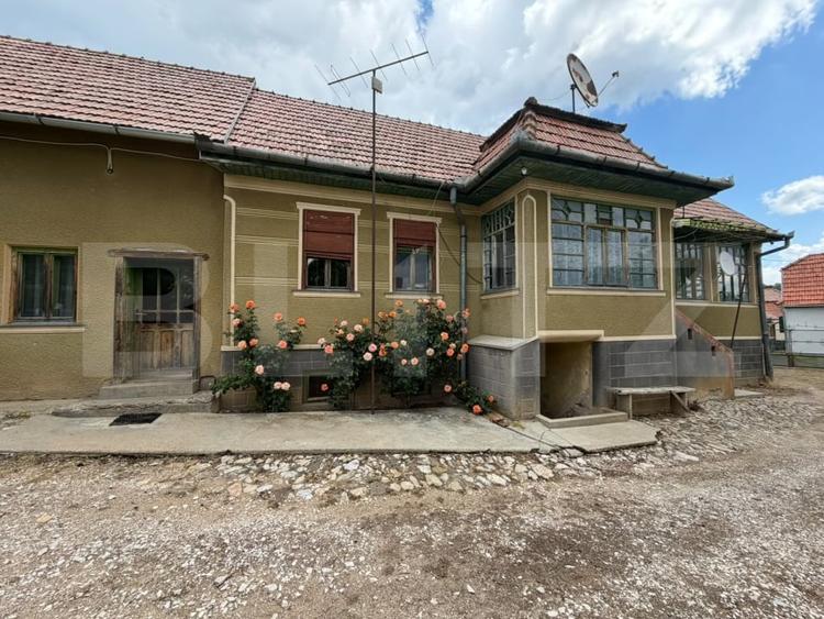 Casă individuală cu 3 camere cu Teren 1687 Mp în Buru