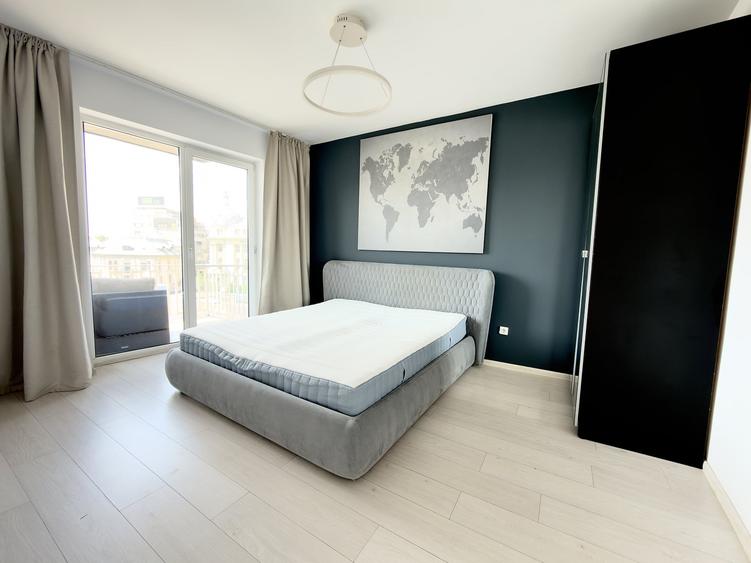 Apartament cu 3 camere semidecomandat, mobilat în P-ța Romană