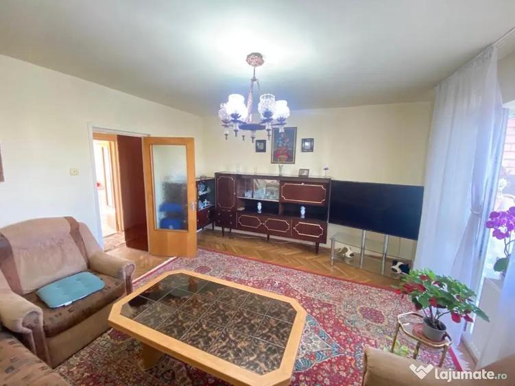 Apartament cu 4 camere decomandat în Miorița