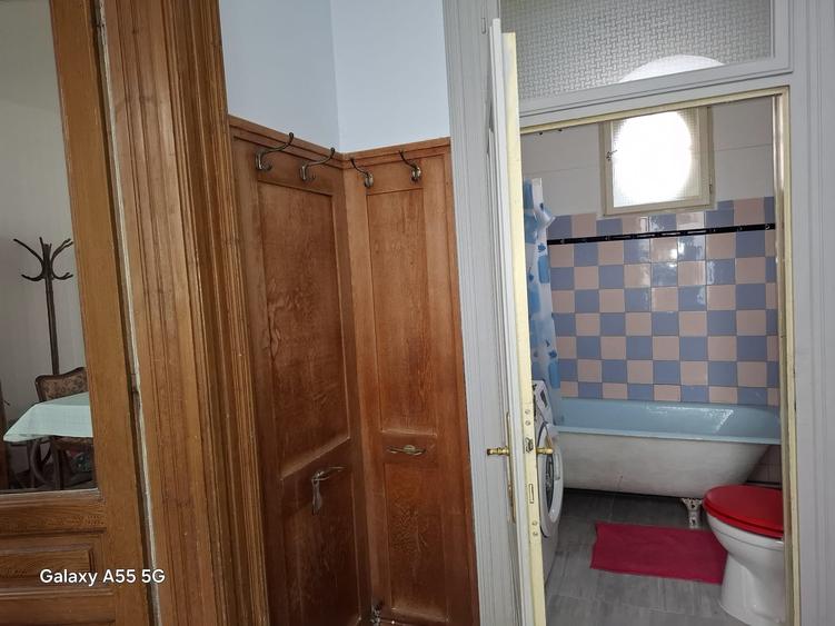 Apartament cu 3 camere semidecomandat în Schei