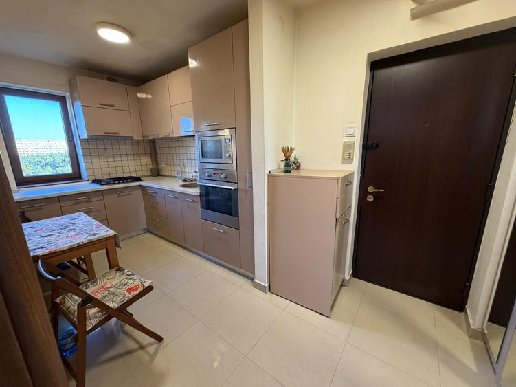 Apartament cu 3 camere semidecomandat în Titan