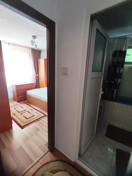 Apartament cu 3 camere semidecomandat în Rahova