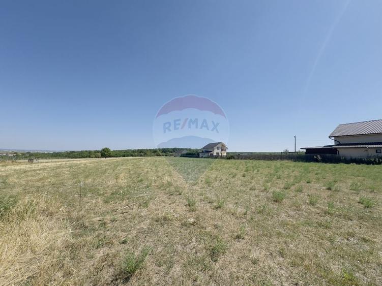 Teren Construcții intravilan de 2841 mp, în Apateu