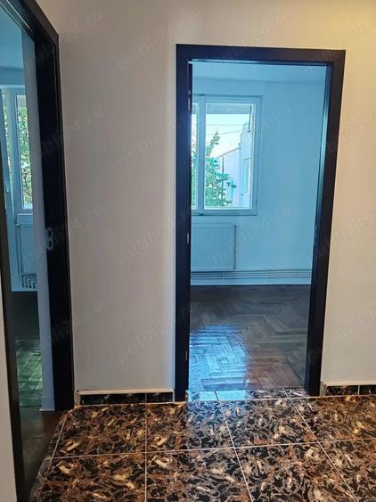 Apartament cu 4 camere decomandat în Roman