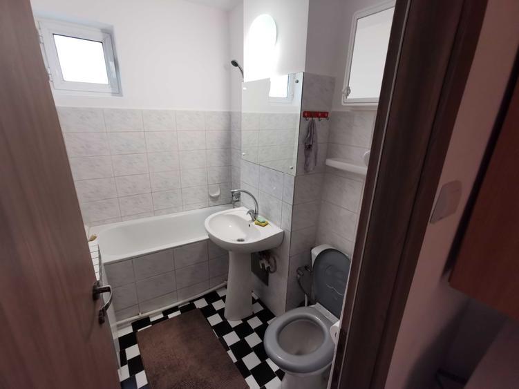 Apartament cu 3 camere decomandat în Sârbi