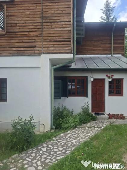 Casă cu 4 camere cu Teren 730 Mp în Izvoarele