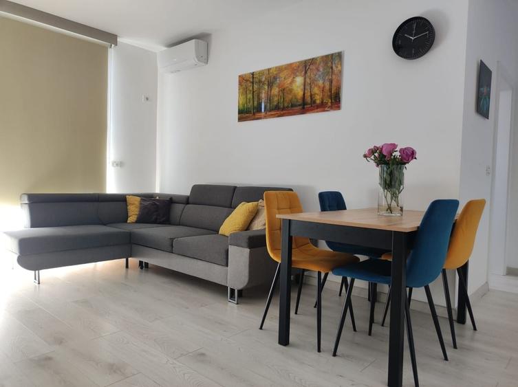 Apartament cu 3 camere semidecomandat, mobilat în Dumbrăvița