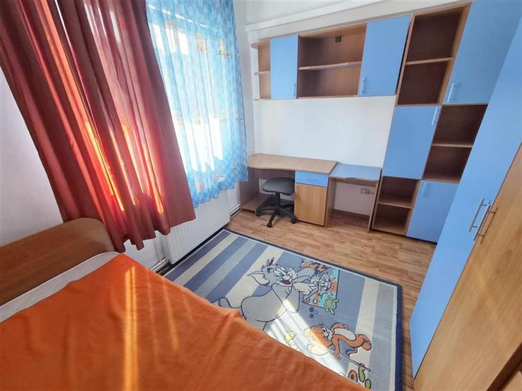 Apartament cu 3 camere decomandat, mobilat în Calea București