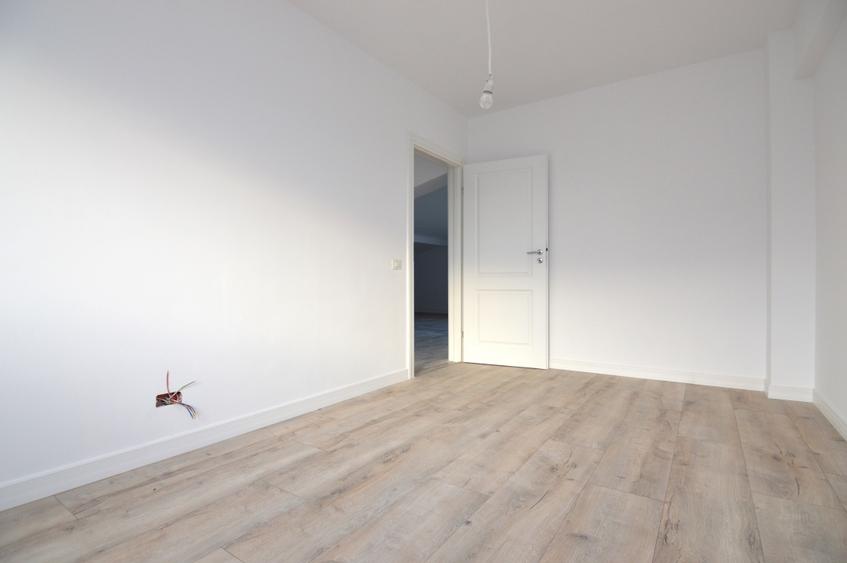 Apartament cu 3 camere semidecomandat în Calea Călărașilor