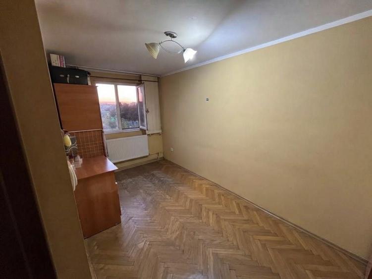 Apartament cu 3 camere semidecomandat în Complex Studențesc