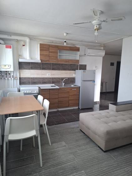 Apartament cu 3 camere decomandat în Roșu