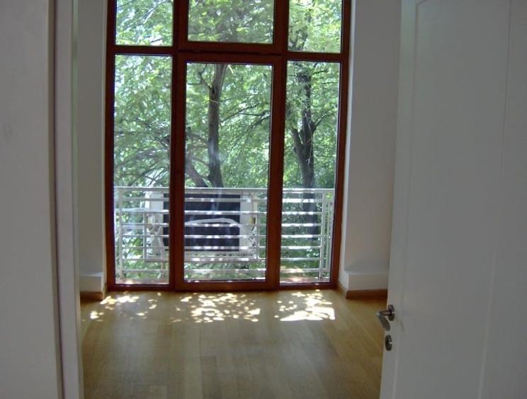 Apartament cu 5 camere decomandat în Cișmigiu