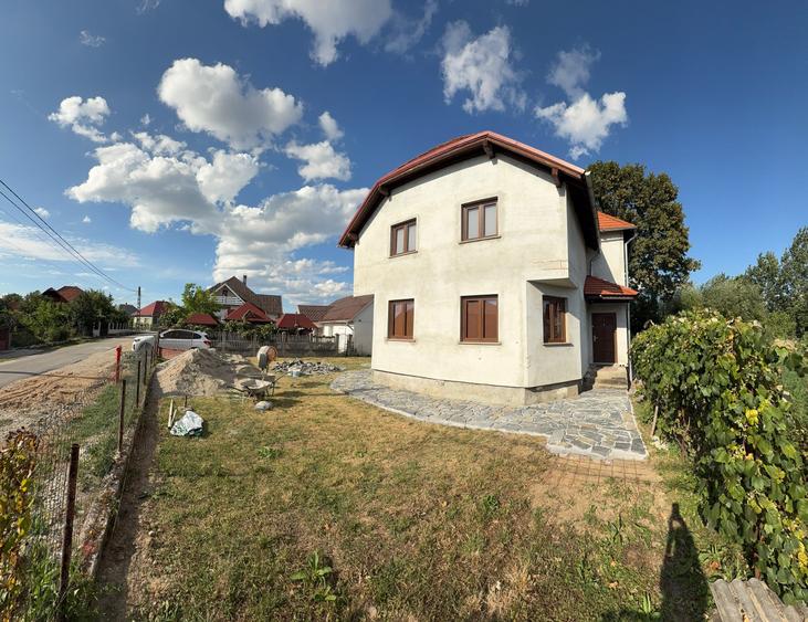 Casă individuală cu 4 camere cu Canalizare în Satulung