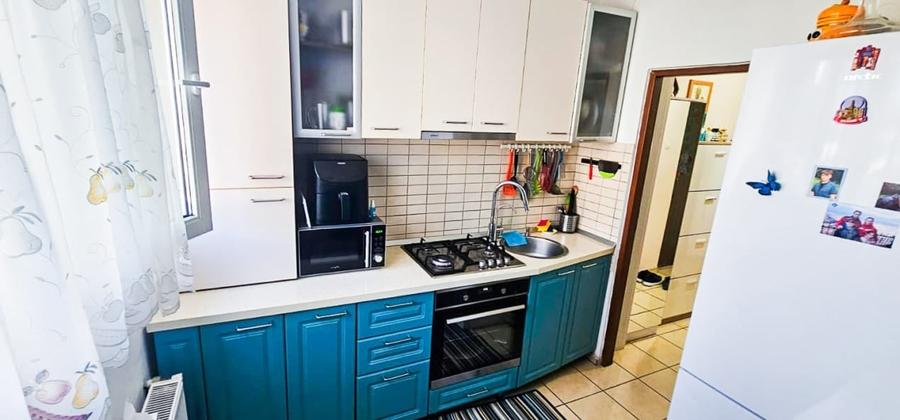 Apartament cu 3 camere semidecomandat, mobilat în P-ța Unirii