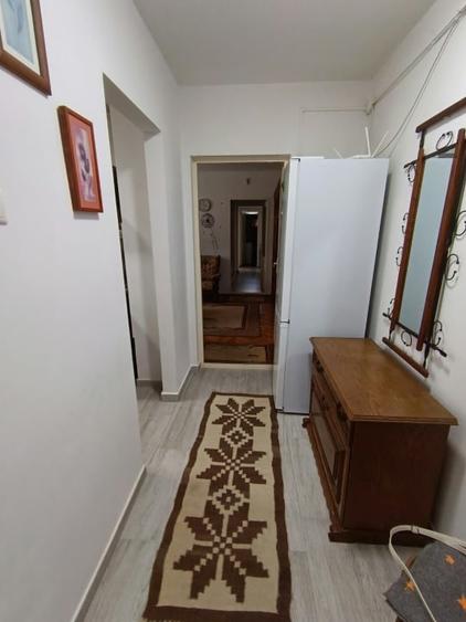Apartament cu 4 camere semidecomandat, mobilat în Săsar