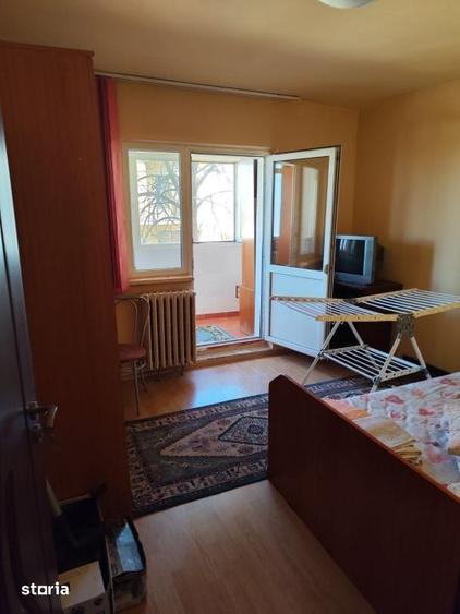 Apartament cu 4 camere decomandat în Craiovița Nouă