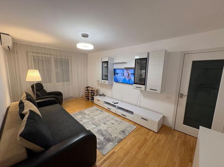 Apartament cu 3 camere decomandat în Crângași