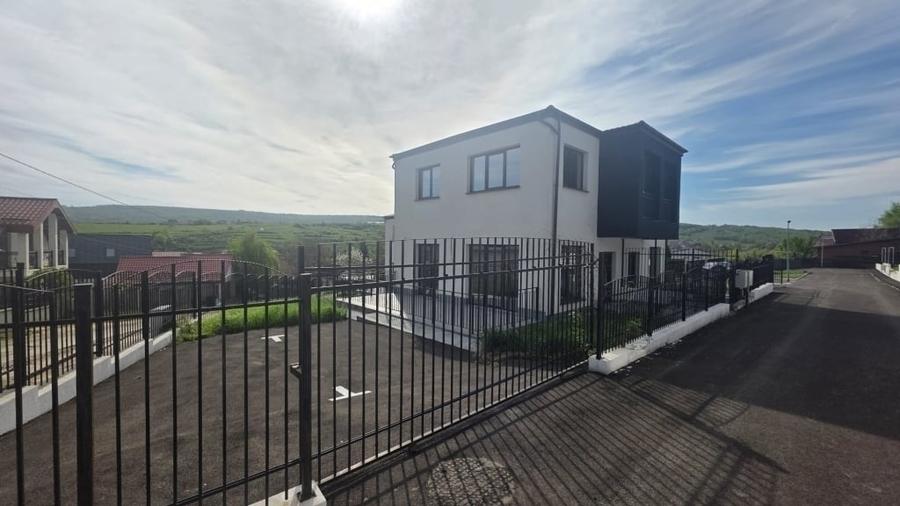 Casă individuală cu 3 camere cu Teren 190 Mp în Central