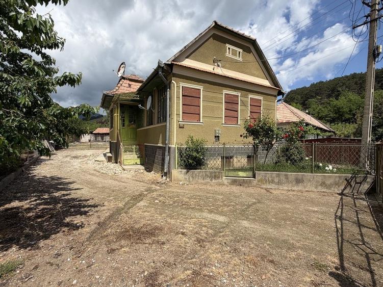 Casă cu 3 camere cu Teren 1687 Mp în Colțești