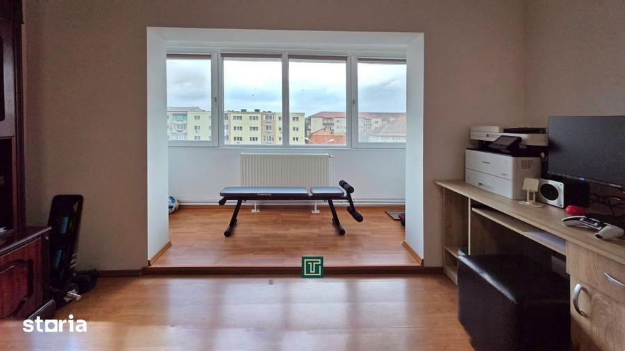 Apartament cu 3 camere decomandat, mobilat în Girocului