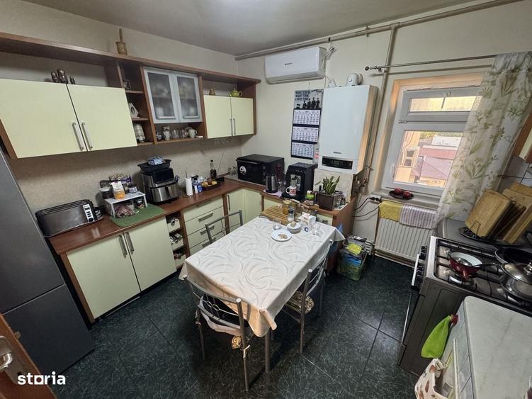 Apartament cu 4 camere decomandat în Central