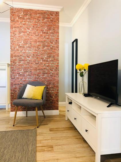 Apartament cu 3 camere semidecomandat, mobilat în Aradului