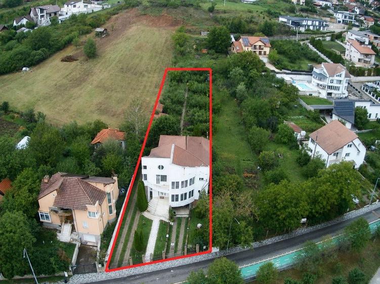 Casă individuală cu 9 camere cu Canalizare în Cetate