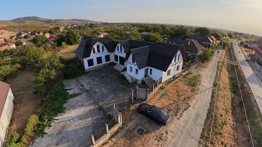 Casă individuală cu 8 camere cu Canalizare în Covăsinț