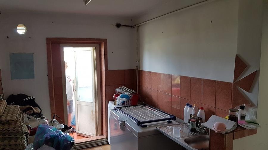 Apartament cu 3 camere decomandat în Est