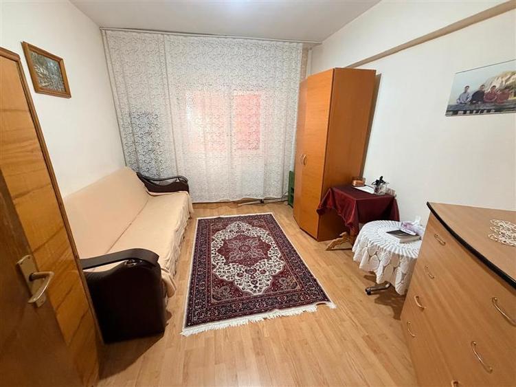 Apartament cu 4 camere decomandat în Dacia