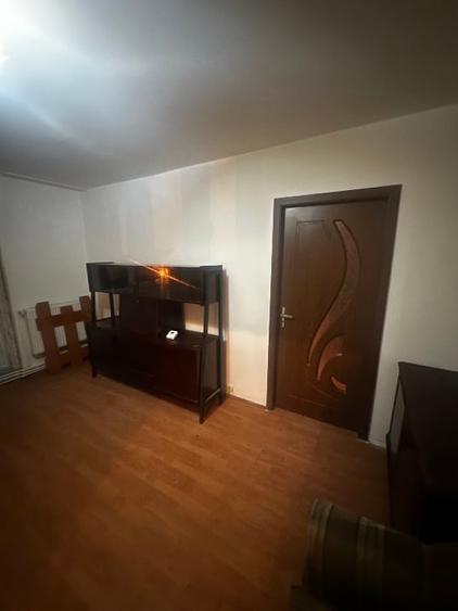 Apartament cu 2 camere semidecomandat în Craiovița Nouă