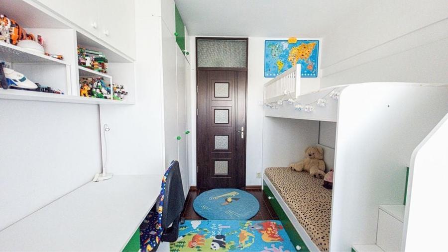 Apartament cu 3 camere semidecomandat în Costin Georgian